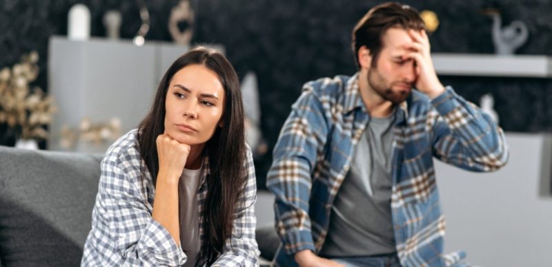 المشاعر الباردة: بين القوة الظاهرة والألم الداخلي العميق