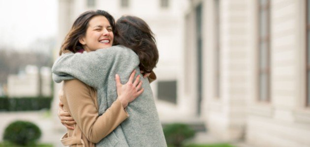 تفسير الأحلام: الحضن في المنام.. رسائل من اللاوعي