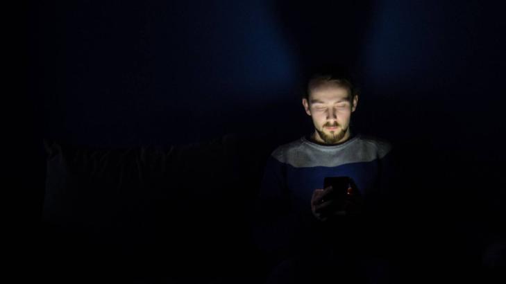 تأثير الشاشات: هل أنت مدمن؟ وكيف تستعيد السيطرة