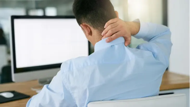 آلام الرقبة والكتفين: كيف تحمي نفسك أثناء العمل المكتبي؟