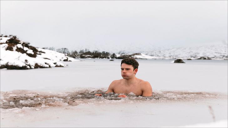 الاستحمام بالماء البارد: فوائد مثبتة علمياً لصحتك