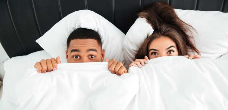 الأوضاع الحميمة: كيف تتغلب على الخجل وتستمتع بعلاقة زوجية مثالية