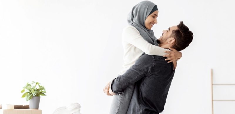 جدد حبك: اكتشف معاني العناق وكيف تحافظ على الدفء في علاقتك