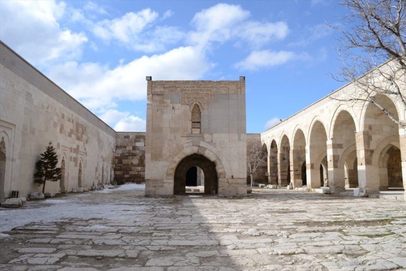 خان السلطان: تحفة معمارية في قيصيرية