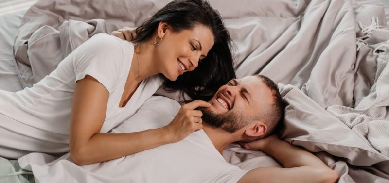 الاستمتاع بالعلاقة الحميمة: مفاتيح الانسجام والتوافق بين الزوجين