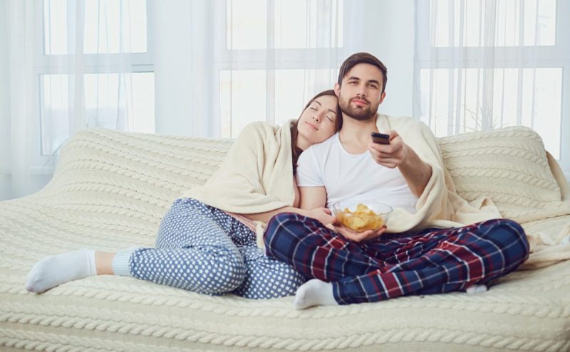 العلاقة الحميمة: استراتيجيات ذكية للزوجة لتعزيز الإثارة