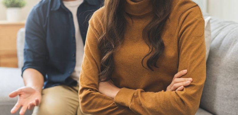 فن التغاضي عن الزوج: قوة التجاهل في بناء علاقة قوية