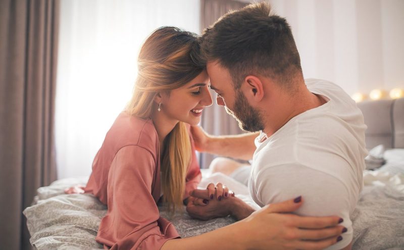 السعادة الزوجية: تقنيات التدليك والتقبيل لإثارة الزوج في الفراش