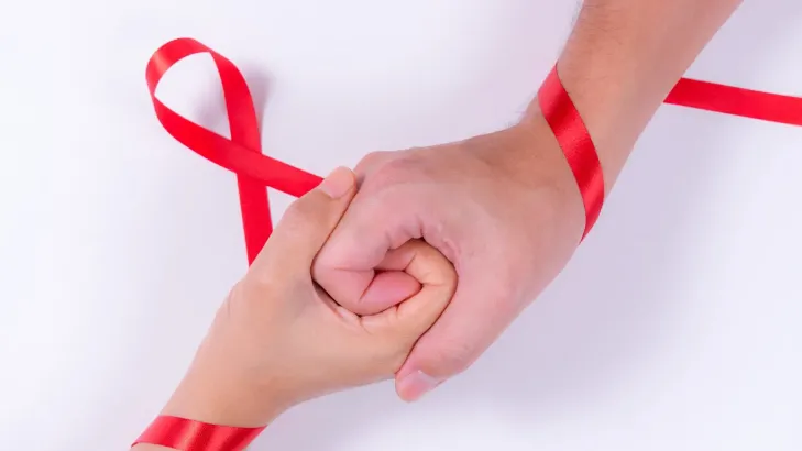 الإيدز: من التشخيص إلى التعايش - دليل شامل للمصابين