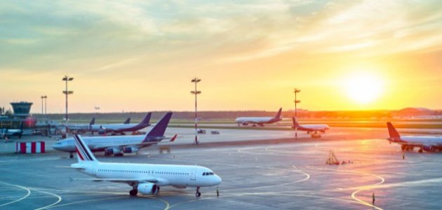 الكشف عن الغامض: تفسير الأحلام حول المطار والطائرة