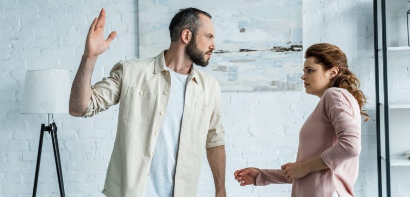 الحوار مفتاح الحل: التعامل مع عدم احترام الزوج لزوجته أمام الناس