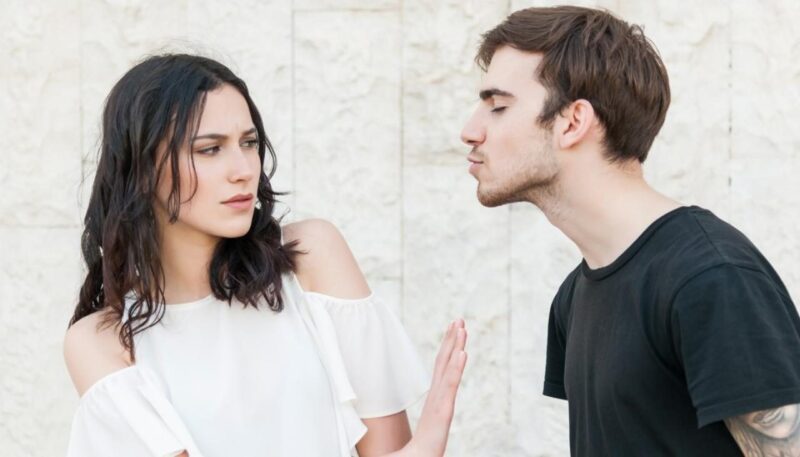 فهم الاحتياجات: مفتاح حل نفور الزوجة من العلاقة الحميمة