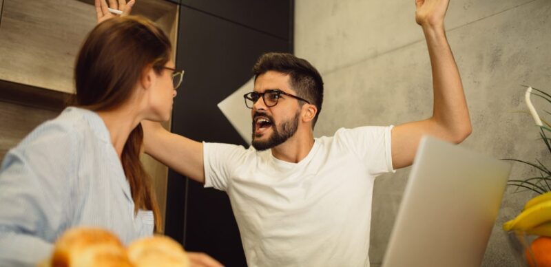 تأثير أسلوب الزوج السيئ على الزوجة: حلول للتعامل مع النفور