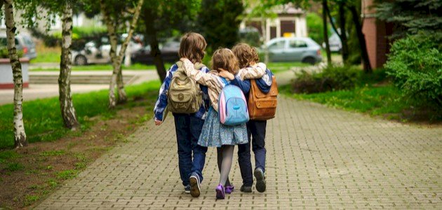 المعنى الخفي: تفسير رؤية الأصدقاء القدامى في المنام وأبعادها النفسية