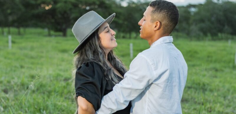 الحب الأول مقابل النضج العاطفي: أيهما يصنع علاقة مستدامة؟