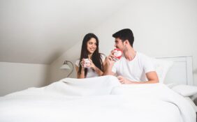 فهم ديناميكيات وتيرة الجماع للمتزوجين حديثًا وأثرها على الزواج