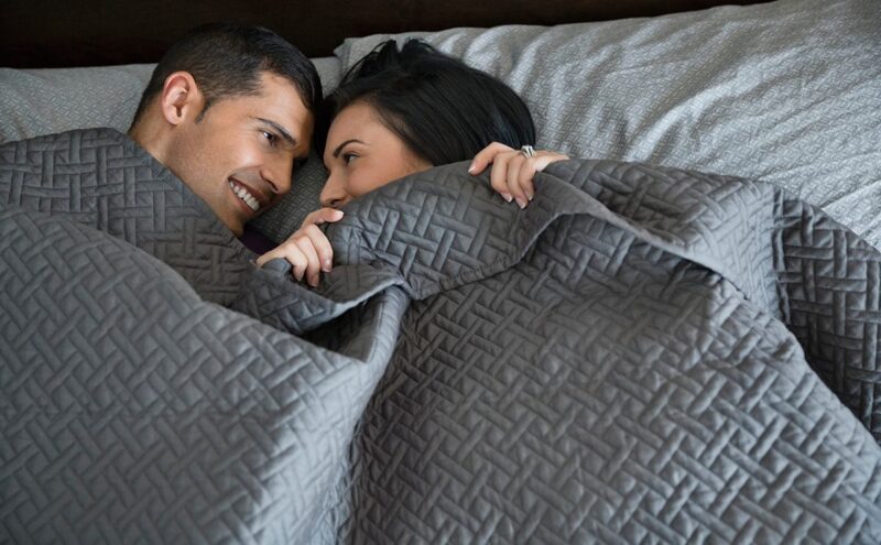 تحقيق النشوة بعد الزواج للمرأة: دور التواصل والمودة