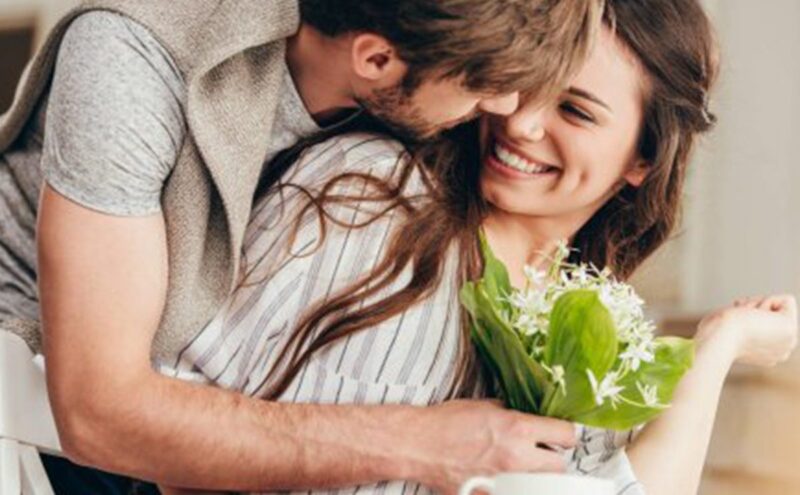 العلاقة الحميمة المتوازنة: فوائدها وأضرار الإفراط