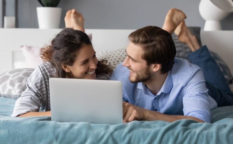 دليل شامل لتعميق العلاقة الحميمة في الزواج على مر السنين