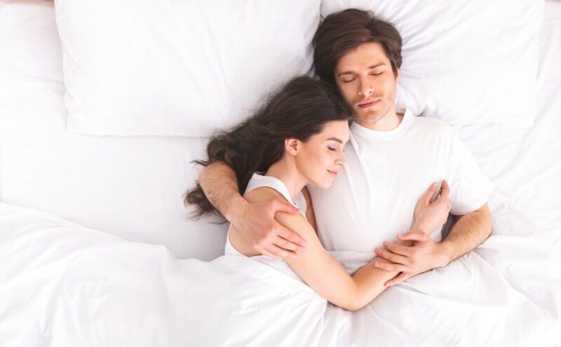 العلاقة الزوجية والاحتضان العاطفي: أكثر من مجرد لمسة حميمة