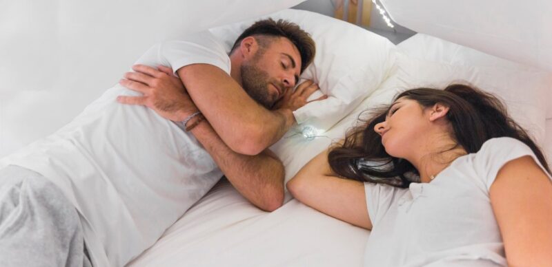 كشف الغموض: النعاس بعد العلاقة الزوجية وتأثيره عليك