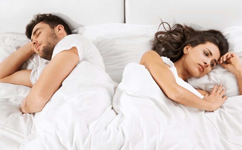 من الرتابة إلى الشغف: دور القبلة الزوجية في إحياء الحب