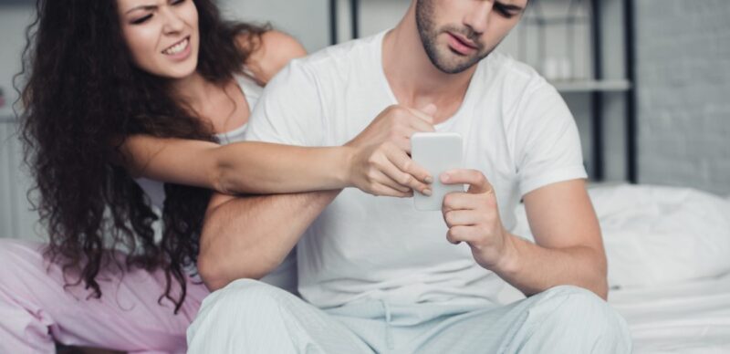 معالجة الخيانة الزوجية عبر الهاتف: نهج نفسي وقانوني وشرعي