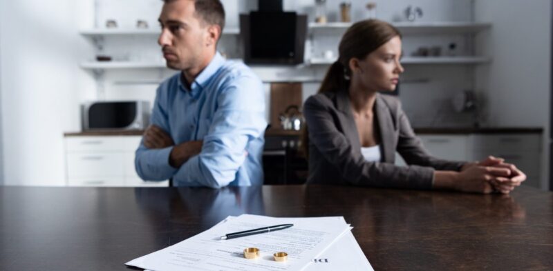 إنهاء الارتباط الزوجي: الطلاق والخلع والفسخ وأثرها القانوني