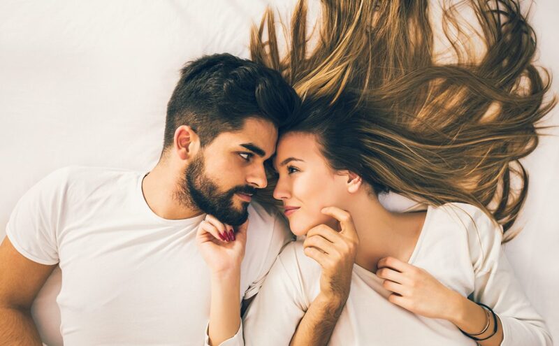 كيف تكسر الروتين؟ وضعيات الكرسي الرومانسية سر الحميمية الدائمة