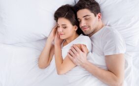 وضعية الملعقة: سر السعادة والسكينة في العلاقات الزوجية