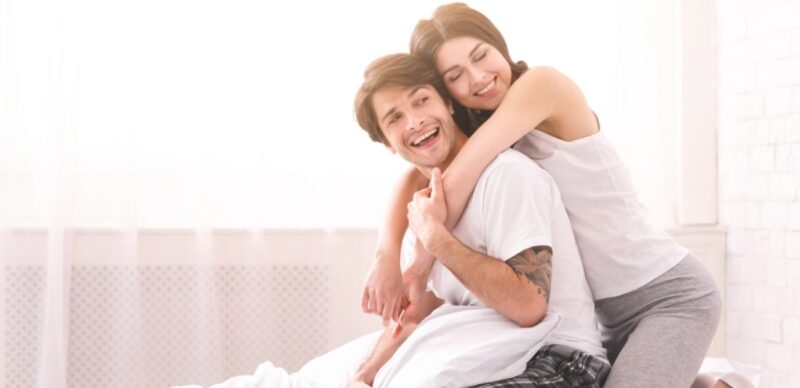 إثارة الزوج بالكلمات: بناء علاقة قوية تتجاوز اللمس