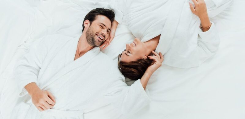 من الفسيولوجيا إلى النفسية: استكشاف شامل للنشوة الجنسية