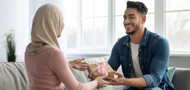 كل ما تحتاجين معرفته عن تفسير حلم الجوال كهدية من الزوج للمتزوجة