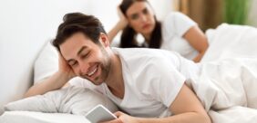 حلول جذرية: كيف أجعل زوجي يترك مراسلة الفتيات نهائيًا ويعود إليكِ؟