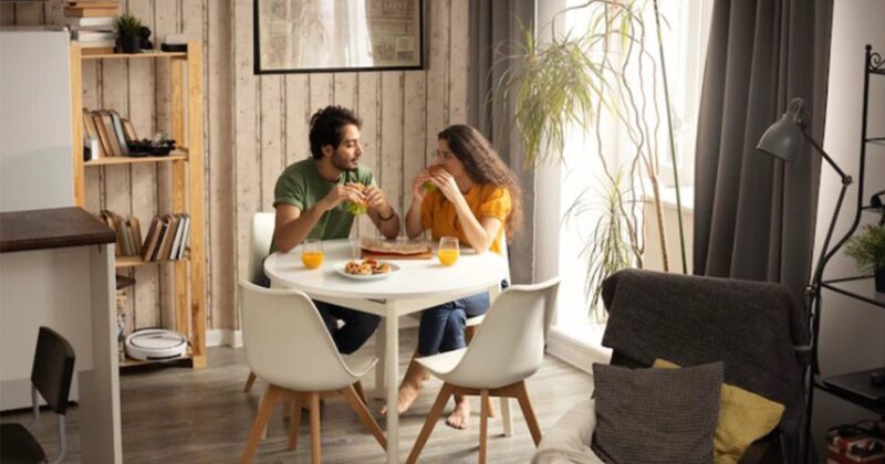 تحسين تجربتك: فن توقيت الأكل والعلاقة الحميمة