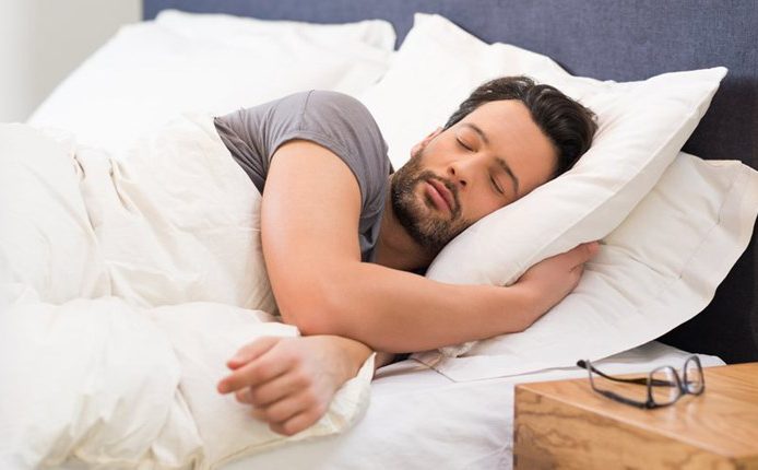 الفهم الشامل لنوم الرجل بعد العلاقة الحميمة والراحة الفسيولوجية