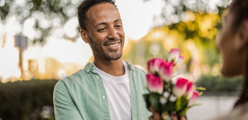 كيف تتعرفين على علامات الشوق عند الرجل بحكمة؟