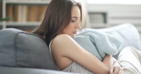 الصحة الإنجابية وأسباب نزول الدم أثناء العلاقة الزوجية: حقائق هامة