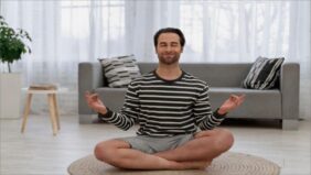 بناء عادة التأمل: استمرارية بسيطة لحياة أفضل