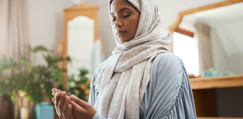 رسالة حب وحماية: دعاء استوداع الزوج وأثره على المودة