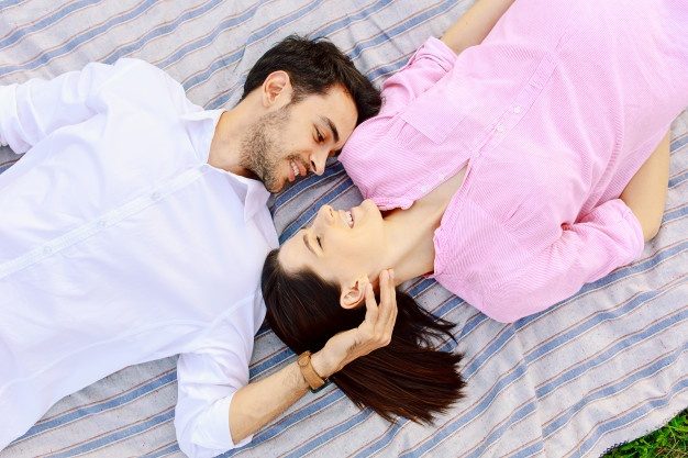 الرغبة الجنسية صباحًا: مقارنة شاملة بين تفضيلات الرجل والمرأة