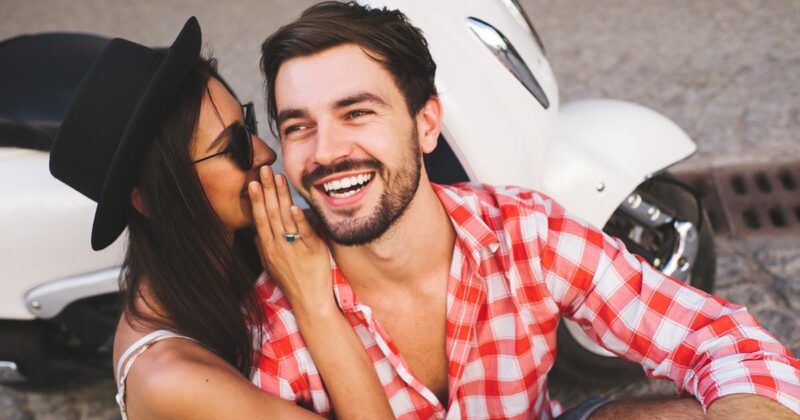 فن القراءة: فهم علامات اشتهاء المرأة للرجل بذكاء