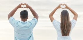 فن الارتباط: تحليل مراحل الحب السبعة في العلاقات