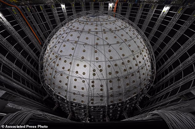 النيوترينوات: رواة قصة الكون الخفية من الماضي البعيد