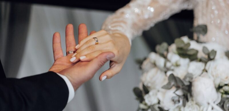 هل يحبها أكثر؟ علامات حب الرجل لزوجته الثانية وكيفية التعامل