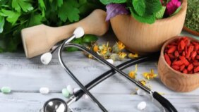 ممارسو المداواة الطبيعية: خبراء في تعزيز عافيتك بالأساليب الطبيعية