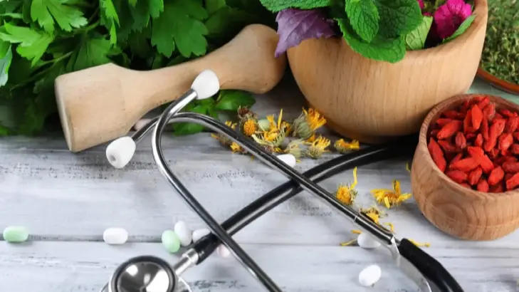 ممارسو المداواة الطبيعية: خبراء في تعزيز عافيتك بالأساليب الطبيعية