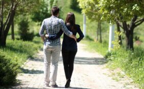 جاذبية المرأة القصيرة: قوة الطموح والأمان في العلاقة