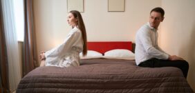 رفض الزوج للعلاقة الحميمة: من القلق إلى الحلول الفعالة