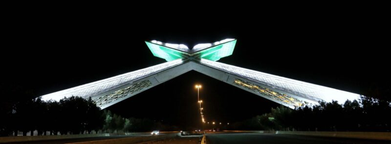 لماذا يُعد مجسم بوابة مكة تحفة فنية لا تُنسى؟